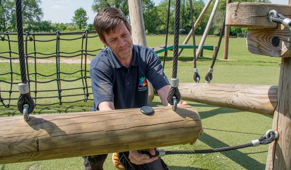 fixing on new handles to a lid of a sandpit