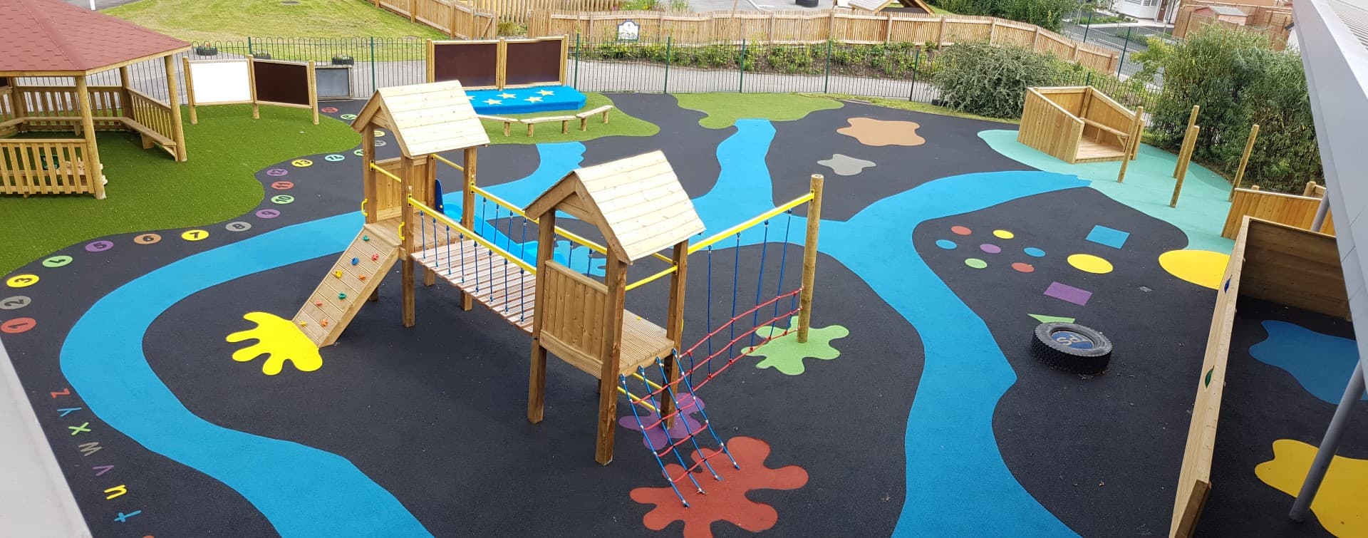 Impact-absorbing wet pour safety surfacing